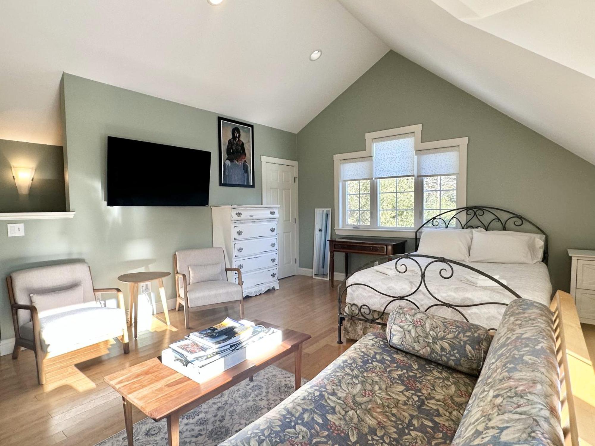 2 Bedroom In Town Hill 