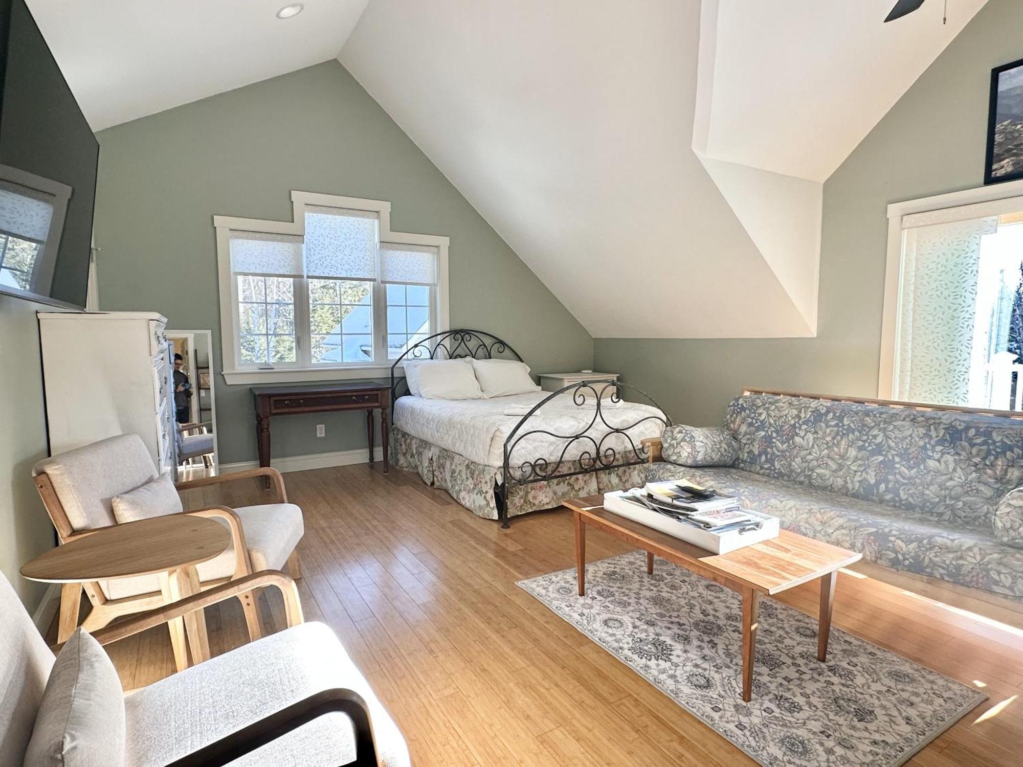 Holiday home 2 Bedroom In Town Hill 